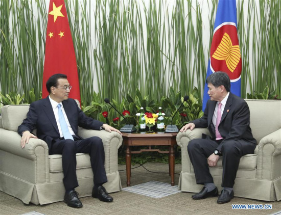 Chinese Premier Li Keqiang (L) meets with Lim Jock Hoi, secretary general of the Association of Southeast Asian Nations (ASEAN), at the ASEAN Secretariat in Jakarta, Indonesia, May 7, 2018. (Xinhua/Pang Xinglei)