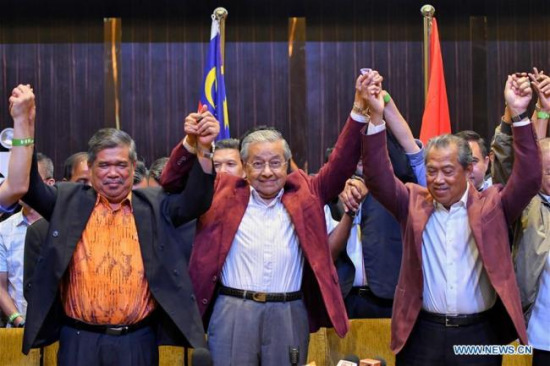 Malaysian former Prime Minister Mahathir Mohamad (C), who is leading the opposition alliance, attends a press conference in Petaling Jaya, Selangor, Malaysia, May 10, 2018. (Photo: Xinhua/Chong Voon Chung)
