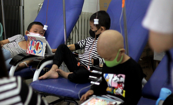 Young cancer patients undergo infusions at Beijing Children's Hospital. The number of children with cancer in China had reached 220,000 by 2014. (Ren Fangyan/For China Daily) Young cancer patients undergo infusions at Beijing Children's Hospital. The number of children with cancer in China had reached 220,000 by 2014. (Ren Fangyan/For China Daily)