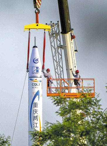 The OS-X, China’s first privately built carrier rocket, is prepared for its suborbital flight on Thursday. It traveled 273 kilometers and hit Mach 5.7. (WAN NAN/FOR CHINA DAILY)