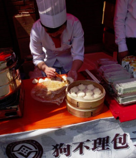 Goubuli stuffed buns at an outlet in Tianjin. The Chinese restaurant chain has finalized a deal with Australia's Retail Foods to manage the latter's coffee house brands in China. [Photo/China Daily]