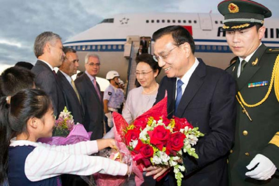 Premier Li Keqiang arrives in Brasilia, the capital of Brazil on the afternoon of May 18 local time to kick off his official visit to Latin America.(Photo/Xinhua) Premier Li Keqiang arrives in Brasilia, the capital of Brazil on the afternoon of May 18 local time to kick off his official visit to Latin America.(Photo/Xinhua)