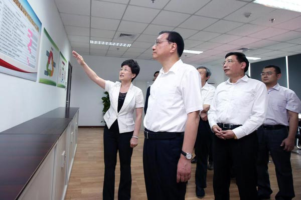 Premier Li Keqiang, front, inspects the Ministry of Industry and Information Technology in Beijing, June 15, 2015. (Photo/Xinhua) Premier Li Keqiang, front, inspects the Ministry of Industry and Information Technology in Beijing, June 15, 2015. (Photo/Xinhua)