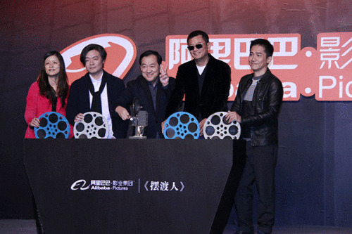 Zhang Qiang (center), CEO of Alibaba Pictures Group Ltd, director Wong Karwai (second from right) and actor Tony Leung Chiu-wai (right) at the launch ceremony of the Chinese movie The Ferryman in Beijing on Jan 11.(Photo/China Daily) Zhang Qiang (center), CEO of Alibaba Pictures Group Ltd, director Wong Karwai (second from right) and actor Tony Leung Chiu-wai (right) at the launch ceremony of the Chinese movie The Ferryman in Beijing on Jan 11.(Photo/China Daily)