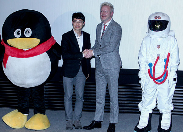 Tomas Jegeus (right), president of international productions at 20th Century Fox, shakes hands with Peng Jiaxin, vice-president of Tencent Holdings Ltd, at a news conference in Beijing on Dec 3. (Jiang Dong/China Daily) Tomas Jegeus (right), president of international productions at 20th Century Fox, shakes hands with Peng Jiaxin, vice-president of Tencent Holdings Ltd, at a news conference in Beijing on Dec 3. (Jiang Dong/China Daily)