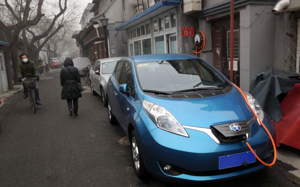 A charging facility has been added to an apartment block in Dongsishitiao Hutong so NEV owners won't use home outlets to charge their cars. (Photo/China Daily) A charging facility has been added to an apartment block in Dongsishitiao Hutong so NEV owners won't use home outlets to charge their cars. (Photo/China Daily)