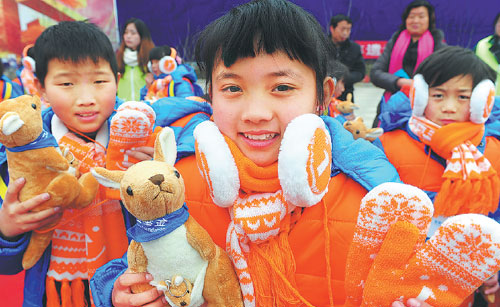 Underprivileged children receive winter clothing at an event sponsored by local enterprises in Fuyang, Anhui province, on Jan 10. (Photo: China Daily/Wang Biao) Underprivileged children receive winter clothing at an event sponsored by local enterprises in Fuyang, Anhui province, on Jan 10. (Photo: China Daily/Wang Biao)