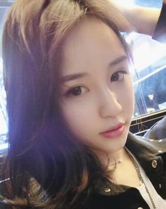 Xue Li, 1.41 million followers on Sina Weibo. Her store on Taobao sold clothes worth an estimated 200 million yuan over an eight-month period (Jan-Aug 2015) 200 dresses are priced between 220 yuan and 240 yuan. (Photo provided to China Daily) Xue Li, 1.41 million followers on Sina Weibo. Her store on Taobao sold clothes worth an estimated 200 million yuan over an eight-month period (Jan-Aug 2015) 200 dresses are priced between 220 yuan and 240 yuan. (Photo provided to China Daily)