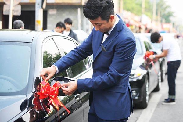 A fleet of cars of UCAR Technology Inc, China's third-largest car-hailing company, is being prepared for a wedding in Beijing.(Provided to China Daily) A fleet of cars of UCAR Technology Inc, China's third-largest car-hailing company, is being prepared for a wedding in Beijing.(Provided to China Daily)