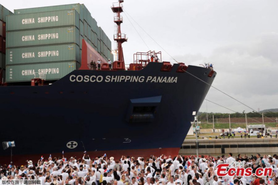 People wave at a Chinese COSCO container vessel, as it arrives to Cocoli locks after crossing the Panama Canal to the Pacific side, during its first ceremonial transit of the new Panama Canal expansion project in Cocoli on the outskirts of Panama City, Panama June 26, 2016. (Photo/Agencies) People wave at a Chinese COSCO container vessel, as it arrives to Cocoli locks after crossing the Panama Canal to the Pacific side, during its first ceremonial transit of the new Panama Canal expansion project in Cocoli on the outskirts of Panama City, Panama June 26, 2016. (Photo/Agencies)