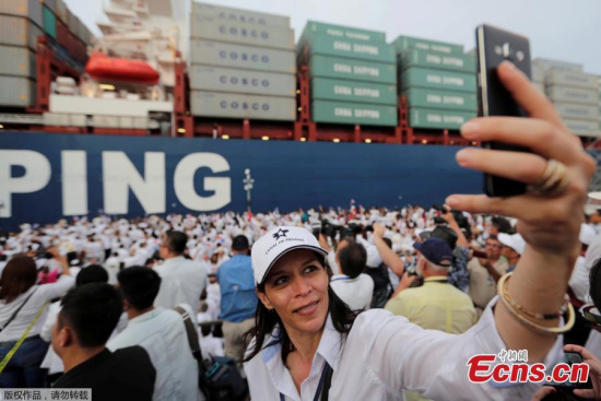 A woman take a selfie as a Chinese COSCO container vessel, arrives to Cocoli locks after crossing the Panama Canal to the Pacific side, during its first ceremonial transit of the new Panama Canal expansion project in Cocoli on the outskirts of Panama City, Panama June 26, 2016.(Photo/Agencies) A woman take a selfie as a Chinese COSCO container vessel, arrives to Cocoli locks after crossing the Panama Canal to the Pacific side, during its first ceremonial transit of the new Panama Canal expansion project in Cocoli on the outskirts of Panama City, Panama June 26, 2016.(Photo/Agencies)