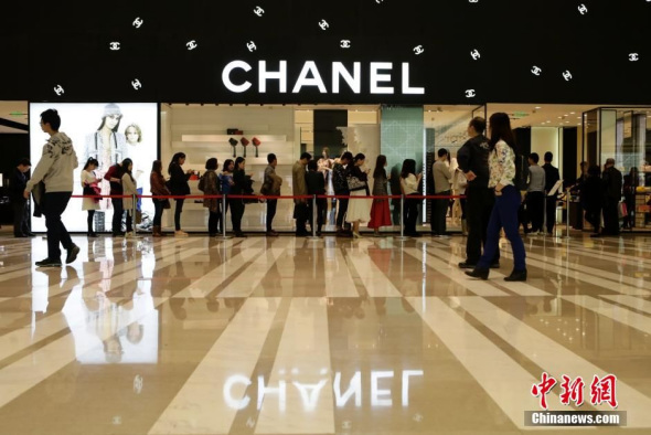 A file photo shows people line up to snap up Chanel products in Beijing. (Photo/Chinanews.com) A file photo shows people line up to snap up Chanel products in Beijing. (Photo/Chinanews.com)