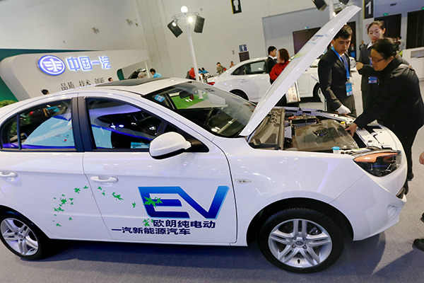 Visitors examine a pure electric car at an auto exhibition in Beijing late last year. (Photo provided to China Daily) Visitors examine a pure electric car at an auto exhibition in Beijing late last year. (Photo provided to China Daily)