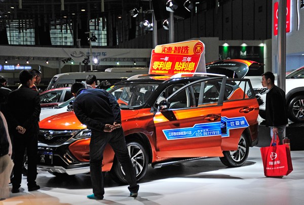 Visitors check out a new energy car at an energy conservation and new energy auto show in Nanjing in April. Xing Qu / For China Daily Visitors check out a new energy car at an energy conservation and new energy auto show in Nanjing in April. Xing Qu / For China Daily