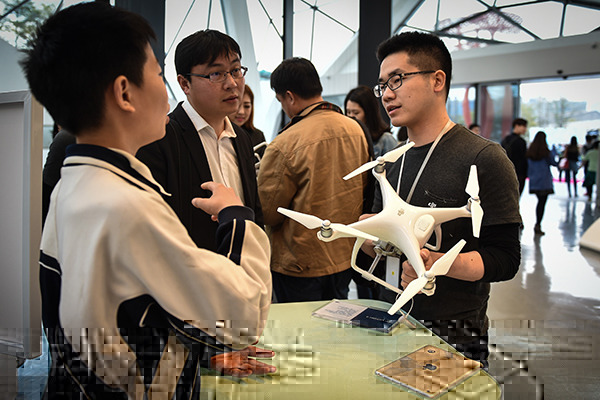 A man introduces DJI's Phantom4 drone in Shenzhen, Guangdong provicne. (Photo/Xinhua) A man introduces DJI's Phantom4 drone in Shenzhen, Guangdong provicne. (Photo/Xinhua)