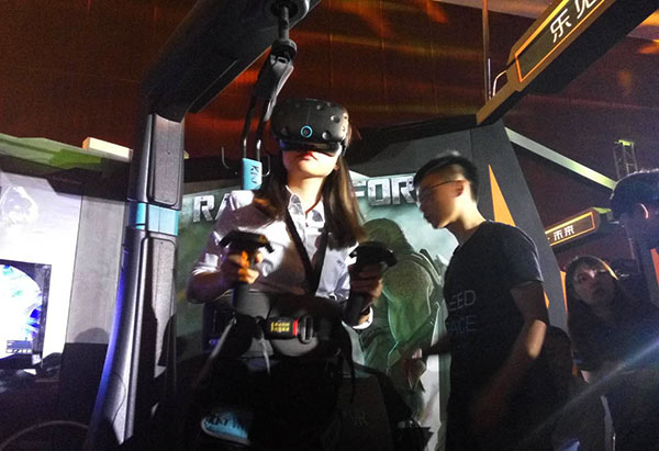 A woman tries VR games in Beijing on August 27, 2016 in Beijing. (Photo by Song Jingli/chinadaily.com.cn) A woman tries VR games in Beijing on August 27, 2016 in Beijing. (Photo by Song Jingli/chinadaily.com.cn)