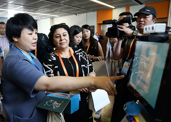 An employee of Ant Financial Services Group shows visitors a payment service based on face recognition in Hangzhou, Zhejiang province, on Friday. ( Photo: China Daily/Gao Erqiang) An employee of Ant Financial Services Group shows visitors a payment service based on face recognition in Hangzhou, Zhejiang province, on Friday. ( Photo: China Daily/Gao Erqiang)
