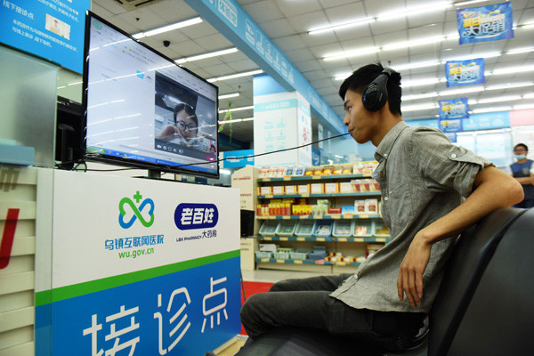 A man consults a doctor via an internet telemedicine platform at a drugstore in Hangzhou, Zhejiang province, in May. (Photo by Long Wei/For China Daily) A man consults a doctor via an internet telemedicine platform at a drugstore in Hangzhou, Zhejiang province, in May. (Photo by Long Wei/For China Daily)