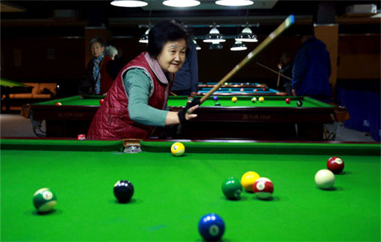 Fan Xiaomei, 70, a retired official of the Ministry of Education, plays pool at the Yanda Golden Age Health Nursing Center in Yanjiao, Hebei province, which is just outside Beijing. (ZOU HONG/CHINA DAILY) Fan Xiaomei, 70, a retired official of the Ministry of Education, plays pool at the Yanda Golden Age Health Nursing Center in Yanjiao, Hebei province, which is just outside Beijing. (ZOU HONG/CHINA DAILY)