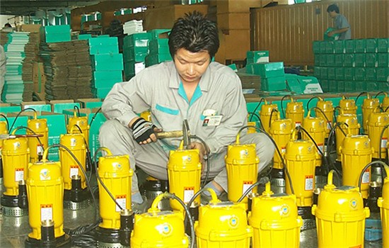 A man works at the plant of Shimge Pump Industry Group Co Ltd in Wenling, Zhejiang province. (Photo/China Daily) A man works at the plant of Shimge Pump Industry Group Co Ltd in Wenling, Zhejiang province. (Photo/China Daily)