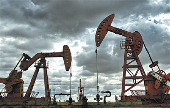 Pumps belonging to an oil company do their work in the Inner Mongolia autonomous region. (Liu Xuezhong/For China Daily) Pumps belonging to an oil company do their work in the Inner Mongolia autonomous region. (Liu Xuezhong/For China Daily)