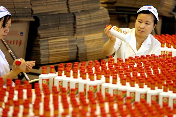 Workers pack bottles of Moutai, a fiery Chinese liquor, at the Kweichow Moutai Co Ltd plant in Guizhou province in May 2016. (Photo by Jiang Dong/Chna Daily) Workers pack bottles of Moutai, a fiery Chinese liquor, at the Kweichow Moutai Co Ltd plant in Guizhou province in May 2016. (Photo by Jiang Dong/Chna Daily)