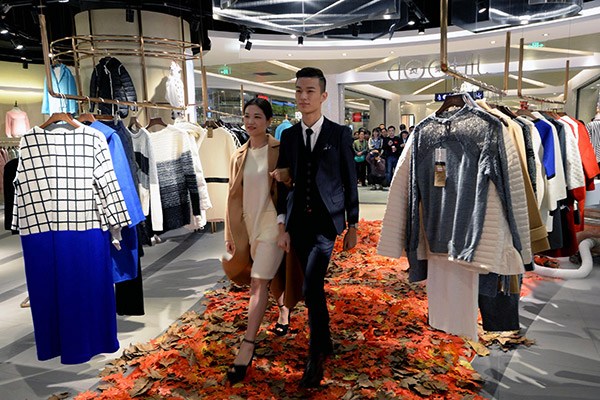 Two models at work during a fashion show in an Intime Retail store in Hangzhou, Zhejiang province, as the group moves to tackle the challenges brought about by online shopping. (Photo provided to China Daily) Two models at work during a fashion show in an Intime Retail store in Hangzhou, Zhejiang province, as the group moves to tackle the challenges brought about by online shopping. (Photo provided to China Daily)