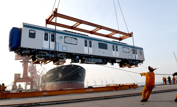 A worker in Yingkou Port loads a China-made train coach onto a vessel for export to Brazil. (Photo/Xinhua) A worker in Yingkou Port loads a China-made train coach onto a vessel for export to Brazil. (Photo/Xinhua)
