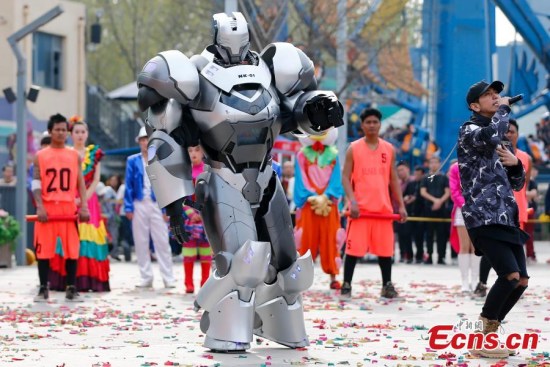 Robot NK01 performs in a festival in Beijing, April 2, 2017. Standing 2.2-meter-high and weighing 200kg, the NK01 has made many appearances since it was created in 2015. (Photo: China News Service/Fu Tian) Robot NK01 performs in a festival in Beijing, April 2, 2017. Standing 2.2-meter-high and weighing 200kg, the NK01 has made many appearances since it was created in 2015. (Photo: China News Service/Fu Tian)