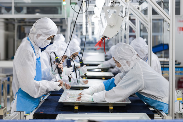 Workers assemble television sets at a Hisense Group plant in Qingdao, Shandong province. The consumer electronics maker is banking on sports event to increase its global exposure. (Photo/Xinhua) Workers assemble television sets at a Hisense Group plant in Qingdao, Shandong province. The consumer electronics maker is banking on sports event to increase its global exposure. (Photo/Xinhua)