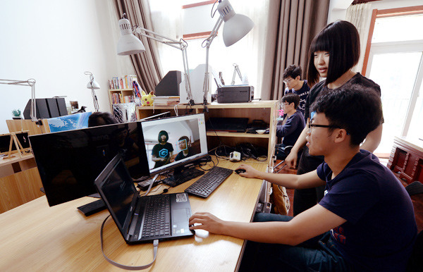 College students test their artificial intelligence devices in their new tech startup in Xi'an, Shaanxi province. LIU XIAO / XINHUA College students test their artificial intelligence devices in their new tech startup in Xi'an, Shaanxi province. LIU XIAO / XINHUA