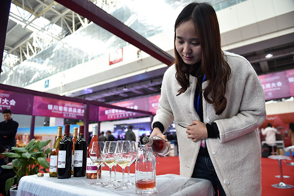 A worker from a winery pours wine at a wine tasting conference in Yinchuan, the Ningxia Hui autonomous region. (Photo/Xinhua)