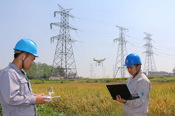 Technicians use an intelligent drone to inspect a transformer in Chuzhou, Anhui province. (Photo/China Daily) Technicians use an intelligent drone to inspect a transformer in Chuzhou, Anhui province. (Photo/China Daily)