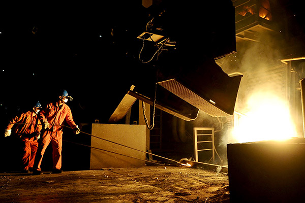 Workers operate at a steel plant in Dalian, Liaoning province. (Photo/China Daily) Workers operate at a steel plant in Dalian, Liaoning province. (Photo/China Daily)