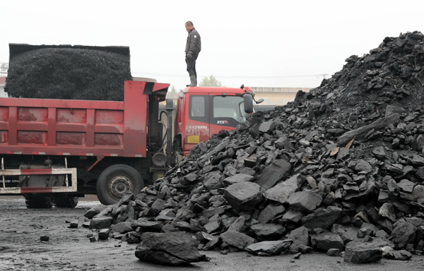 A huge cargo vehicle unloads coal at a large mine in Huaibei, Anhui province.(TIAN SHENG / FOR CHINA DAILY) A huge cargo vehicle unloads coal at a large mine in Huaibei, Anhui province.(TIAN SHENG / FOR CHINA DAILY)