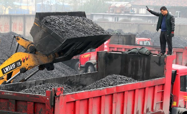 A heavy-duty lorry receives coal load at a yard in Huaibei, Anhui province. Prices of coal and metals have risen this year, boosting profits and shares of listed companies in the sectors concerned. TIAN SHENG / FOR CHINA DAILY A heavy-duty lorry receives coal load at a yard in Huaibei, Anhui province. Prices of coal and metals have risen this year, boosting profits and shares of listed companies in the sectors concerned. TIAN SHENG / FOR CHINA DAILY