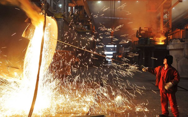 A worker cleans a steel lendle at the Dongbei Special Steel Group in Dalian, Liaoning province. (LIU DEBIN / FOR CHINA DAILY) A worker cleans a steel lendle at the Dongbei Special Steel Group in Dalian, Liaoning province. (LIU DEBIN / FOR CHINA DAILY)