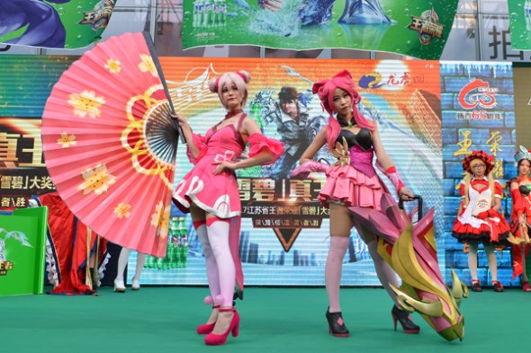 Cosplayers resembling characters from King of Glory perform at a provincial-level competition in Nanjing, Jiangsu province. Cosplayers resembling characters from King of Glory perform at a provincial-level competition in Nanjing, Jiangsu province.