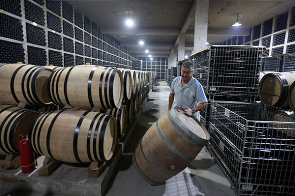 Thierry Courtade, a winemaker from the French Bordeaux region, rolls an empty wine barrel along this month at Silver Heights winery, which he runs with his wife, Emma Gao, in Ningxia Hui autonomous region. (Photo: China Daily/Feng Yongbin) Thierry Courtade, a winemaker from the French Bordeaux region, rolls an empty wine barrel along this month at Silver Heights winery, which he runs with his wife, Emma Gao, in Ningxia Hui autonomous region. (Photo: China Daily/Feng Yongbin)