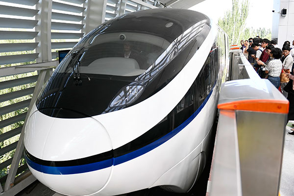 Passengers wait to board a monorail train of SkyRail in Yinchuan, capital of the Ningxia Hui autonomous region, on Sept 1, 2017.(Photo/XINHUA) Passengers wait to board a monorail train of SkyRail in Yinchuan, capital of the Ningxia Hui autonomous region, on Sept 1, 2017.(Photo/XINHUA)