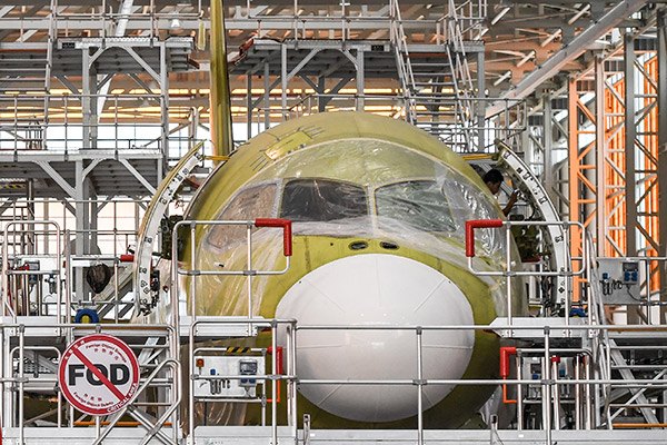 A man works on a China's home-grown C919 passenger jet at Manufacturing and Final Assembly Center of state-owned Commercial Aircraft Corporation of China, July 26, 2017. (Photo/Xinhua) A man works on a China's home-grown C919 passenger jet at Manufacturing and Final Assembly Center of state-owned Commercial Aircraft Corporation of China, July 26, 2017. (Photo/Xinhua)
