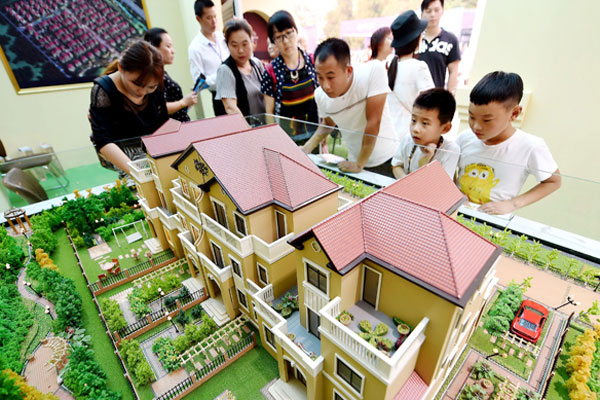 Visitors check out a property project at a housing fair in Luoyang, Central China's Henan province. (Photo Provided to China Daily) Visitors check out a property project at a housing fair in Luoyang, Central China's Henan province. (Photo Provided to China Daily)