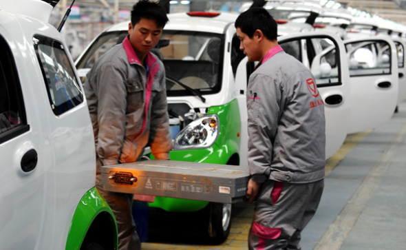 Workers carry an electric car battery at the production line of an e-carmaker in Zhejiang province. (Photo provided to China Daily) Workers carry an electric car battery at the production line of an e-carmaker in Zhejiang province. (Photo provided to China Daily)