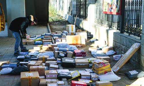 An express delivery man and the parcels he will deliver in Beijing. (Photo: Li Hao/GT) An express delivery man and the parcels he will deliver in Beijing. (Photo: Li Hao/GT)