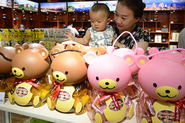 Customers check out products at an online-to-offline shopping mall for overseas goods in Zhengzhou, Henan province. Internet companies are ramping up activities ahead of the Singles Day shopping extravaganza on Nov 11. (Photo/CHINA DAILY) Customers check out products at an online-to-offline shopping mall for overseas goods in Zhengzhou, Henan province. Internet companies are ramping up activities ahead of the Singles Day shopping extravaganza on Nov 11. (Photo/CHINA DAILY)