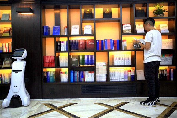 A robot is available to help customers at a store that sells legal books in Beijing owned by the Supreme People's Court, China's highest legal chamber. (Zhao Chengshun/China Daily) A robot is available to help customers at a store that sells legal books in Beijing owned by the Supreme People's Court, China's highest legal chamber. (Zhao Chengshun/China Daily)