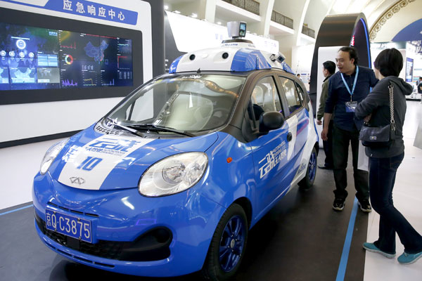 Visitors take a look at a Baidu self-driving vehicle during a tech expo in Beijing. (Photo by Sheng Jiapeng/China News Service) Visitors take a look at a Baidu self-driving vehicle during a tech expo in Beijing. (Photo by Sheng Jiapeng/China News Service)