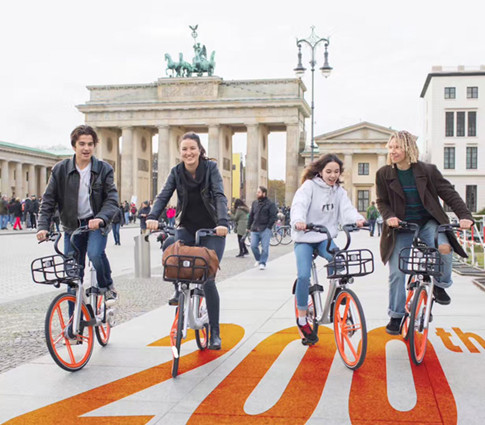 Local residents ride Mobike's shared bikes in Berlin, Germany. (Photo provided to chinadaily.com.cn)