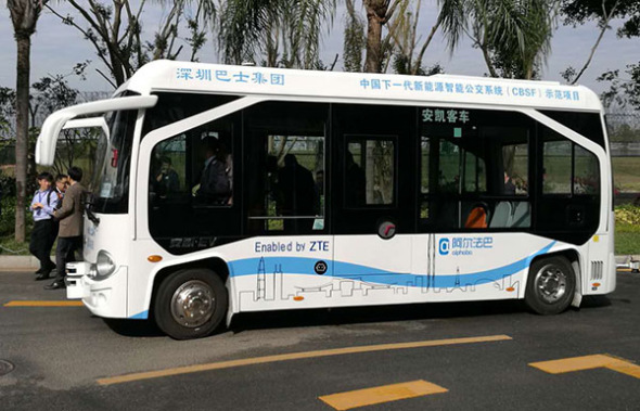 A self-driving bus begins its test run on a public road in Shenzhen on Saturday. (Chai Hua/China Daily) A self-driving bus begins its test run on a public road in Shenzhen on Saturday. (Chai Hua/China Daily)