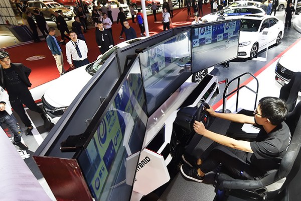 A visitor tries a self-driving system at an auto expo in Hangzhou, capital of Zhejiang Province. (Photo by Li Zhong/for China Daily) A visitor tries a self-driving system at an auto expo in Hangzhou, capital of Zhejiang Province. (Photo by Li Zhong/for China Daily)